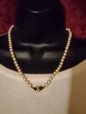 Cream Pearl Necklace with Decorative Gold Clasp